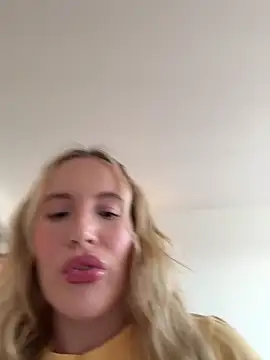 isisxoxx online show from March 18, 2026, 3:37 pm