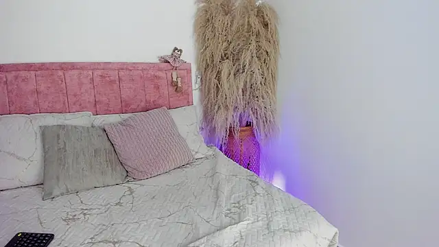 Sofiawilson  online show from October 14, 2025, 2:18 pm