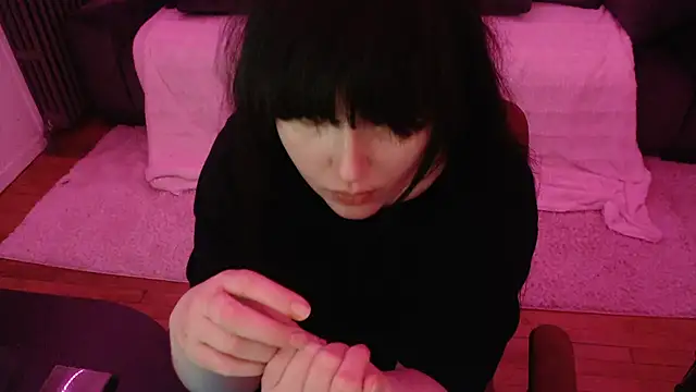 Lynylou online show from December 1, 2024, 8:53 pm