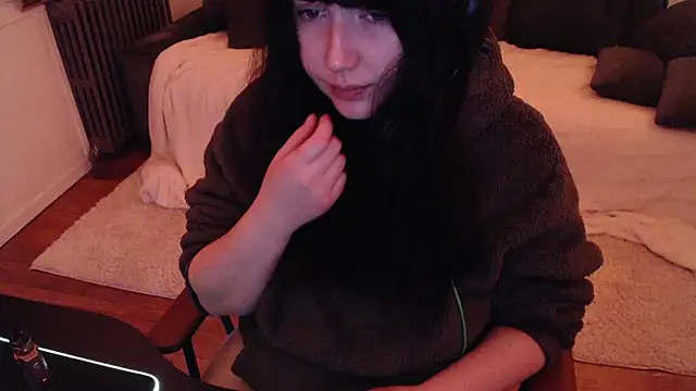 Lynylou online show from December 25, 2024, 9:11 pm