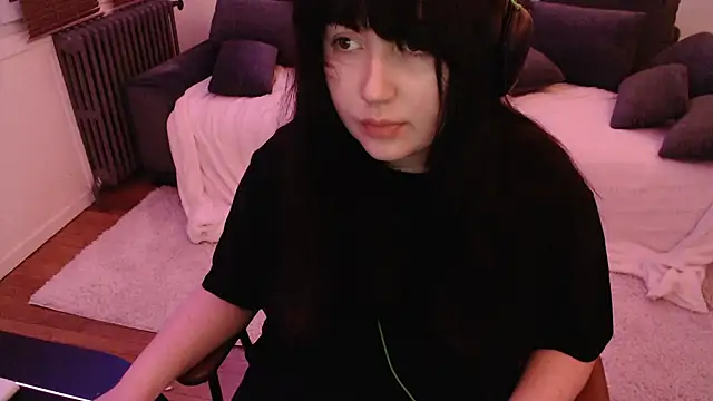 Lynylou online show from December 26, 2024, 6:43 pm