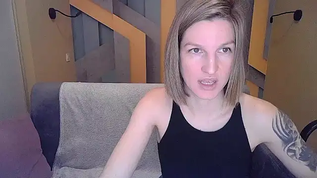 EmilyWalkeri online show from December 8, 2024, 10:52 am