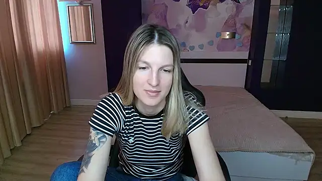 EmilyWalkeri online show from July 27, 2026, 7:15 am