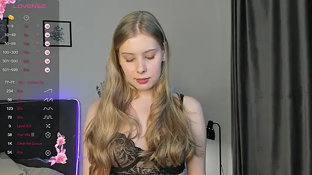 elliediaz online show from October 14, 2025, 8:20 pm