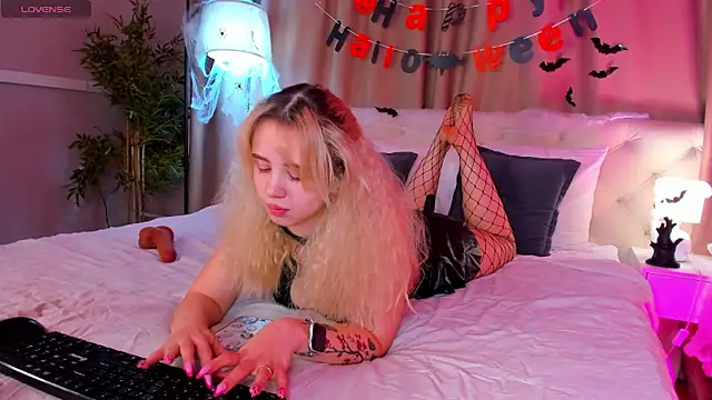 Valerie Woods online show from November 2, 2025, 1:08 am