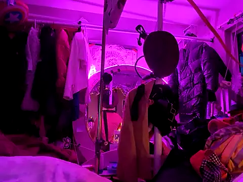 Snapshot of gurlnips chatting on March 19, 2025, 1:51 pm gurlnips online show from March 19, 2025, 1:51 pm