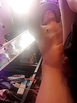 gurlnips online show from April 22, 2026, 2:47 am