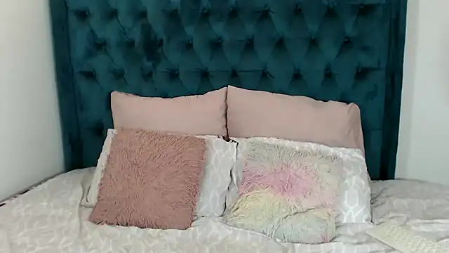 1Blackertheberry1 online show from January 17, 2025, 10:23 pm