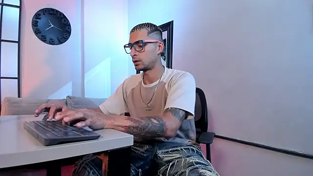 DrakeNeumann online show from April 20, 2026, 3:42 am