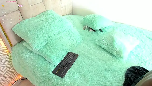 Valeria Thompson1 online show from January 21, 2025, 8:43 pm