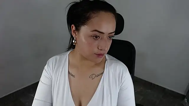 jjulietha95 online show from June 19, 2026, 1:43 am