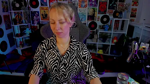 LylithSkye online show from January 5, 2025, 8:43 am