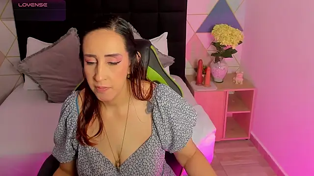 jadde13  online show from November 19, 2025, 8:20 pm