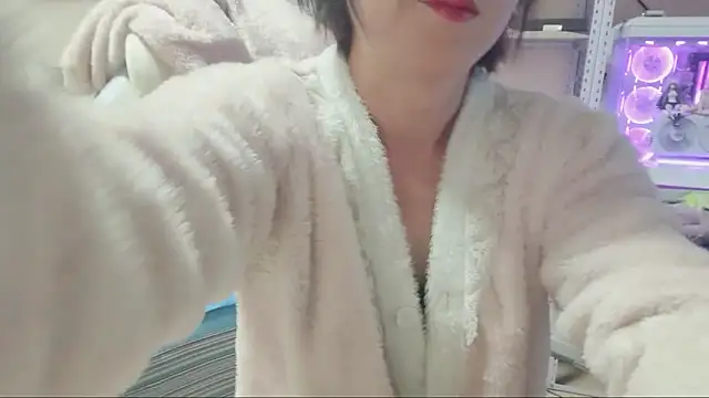 Snapshot of majlee2024 chatting on October 25, 2025, 1:51 pm majlee2024 online show from October 25, 2025, 1:51 pm