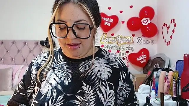 lanaqueen699 online show from February 24, 2025, 6:47 pm