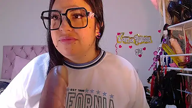 lanaqueen699 online show from April 25, 2026, 1:25 pm