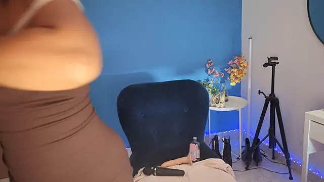 Snapshot of NaughtyMe chatting on November 11, 2025, 6:24 am NaughtyMe online show from November 11, 2025, 6:24 am