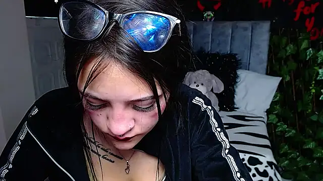 Violettasquirt online show from April 23, 2026, 1:46 pm