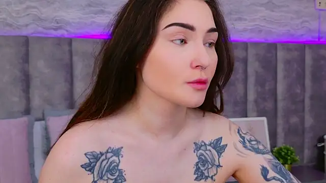 RoxiLester online show from March 20, 2025, 5:02 am