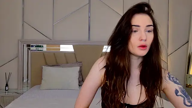 RoxiLester online show from March 22, 2025, 5:06 am