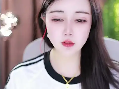 Qiaoqiao  online show from February 12, 2025, 1:37 pm