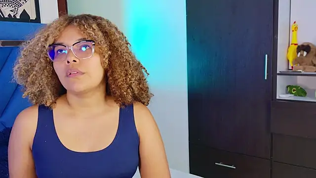 NiaColusi online show from February 12, 2026, 3:07 pm