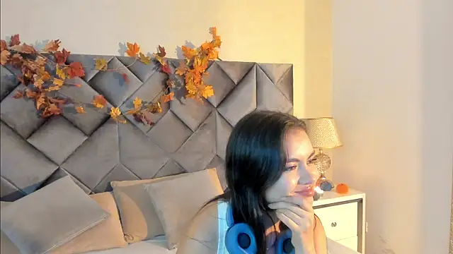 Luisa0110 online show from October 16, 2025, 8:21 pm