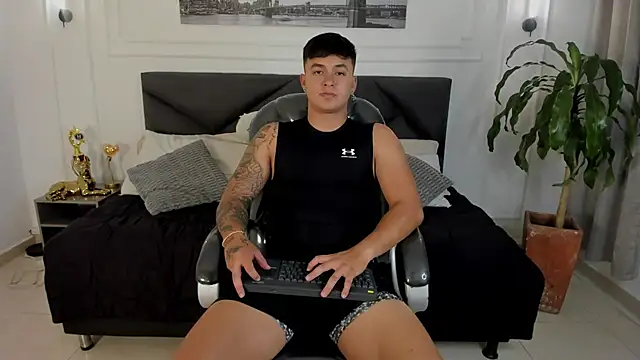 Snapshot of Cristopher_strong chatting on May 13, 2026, 11:18 am Cristopher strong online show from May 13, 2026, 11:18 am