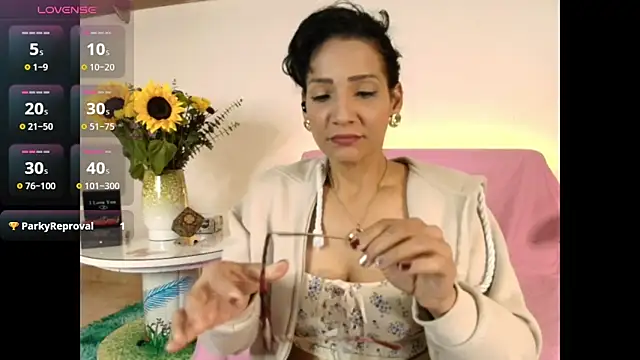 Elliee  online show from February 18, 2025, 4:16 pm