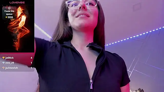 Ich Bin Julia online show from December 8, 2024, 7:43 pm