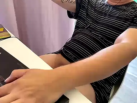 tomazu11 online show from January 15, 2026, 1:37 pm