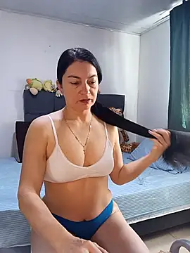 renata hot1 online show from December 2, 2025, 4:13 pm