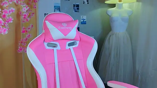 b4by LoL1 online show from April 25, 2026, 6:05 pm