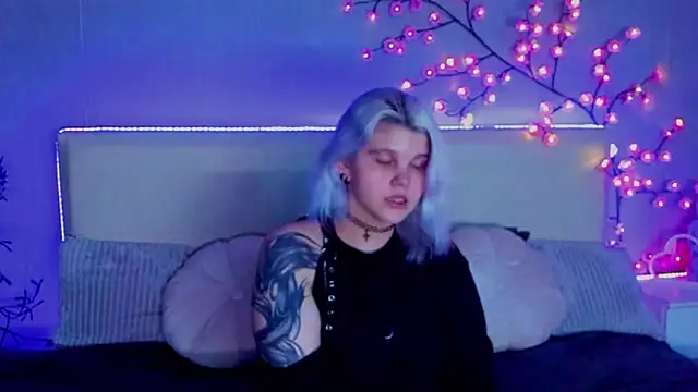 JoannLowe online show from September 21, 2025, 7:04 pm