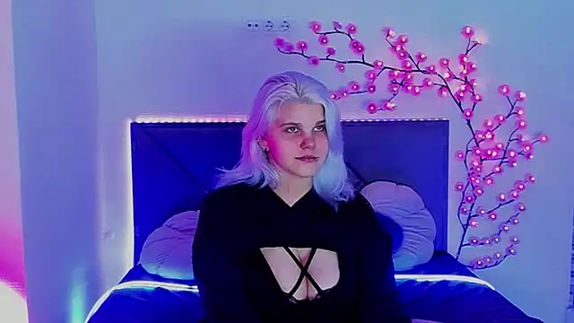 JoannLowe online show from April 17, 2026, 7:28 pm