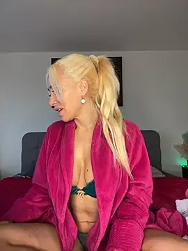 Snapshot of LunaSky_Official chatting on November 6, 2025, 8:04 am LunaSky Official online show from November 6, 2025, 8:04 am