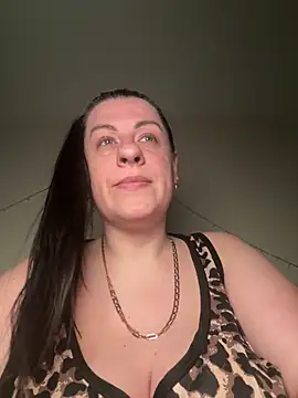 Evelinia online show from April 9, 2026, 3:17 pm