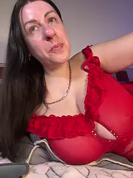Snapshot of Evelinia chatting on June 8, 2026, 3:23 pm Evelinia online show from June 8, 2026, 3:23 pm
