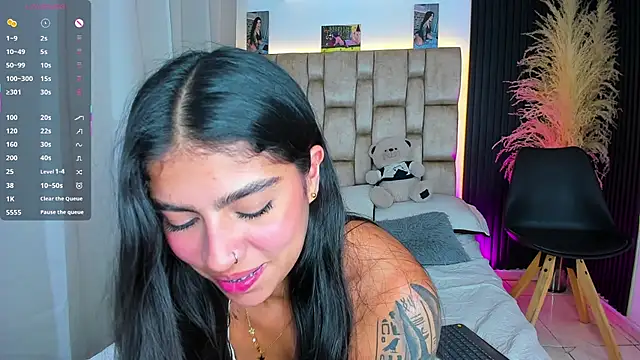 little sophie18 online show from April 22, 2026, 8:43 pm