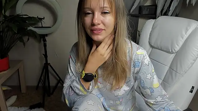 foxy blond online show from September 18, 2025, 12:23 am