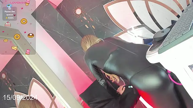 nayshalopestss online show from December 15, 2024, 1:11 pm