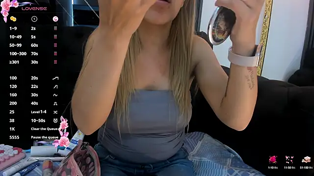 EvaaLovia1 online show from October 3, 2025, 1:19 pm