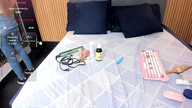 EvaaLovia1 online show from December 20, 2025, 2:02 pm