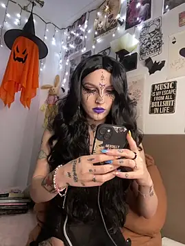 MoonAgnes online show from April 20, 2026, 3:04 pm