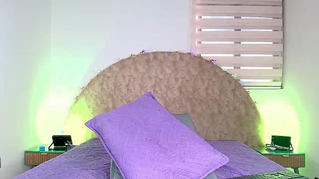 anisha x online show from December 4, 2025, 7:22 pm