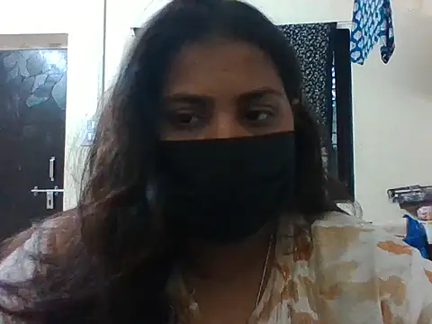 Snapshot of Hotmilfxox chatting on May 18, 2026, 9:04 am Hotmilfxox online show from May 18, 2026, 9:04 am