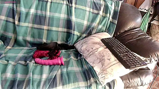 LauraMonolo online show from April 15, 2026, 6:09 am