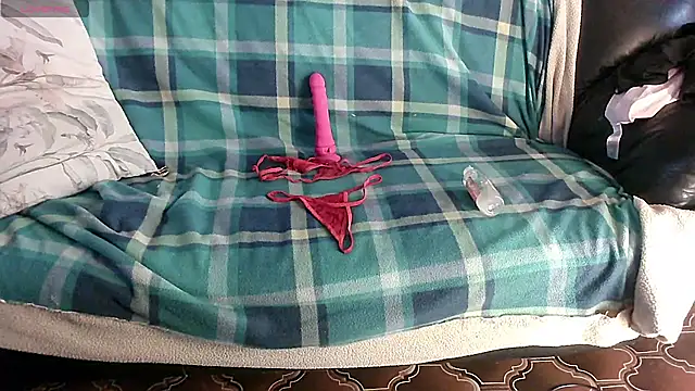 LauraMonolo online show from April 22, 2026, 6:05 am