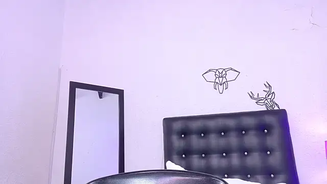 Skinny hottie18 online show from March 18, 2025, 5:10 pm