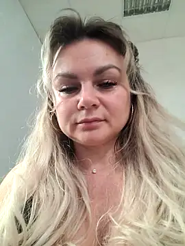 candy queeen online show from October 12, 2025, 4:44 am